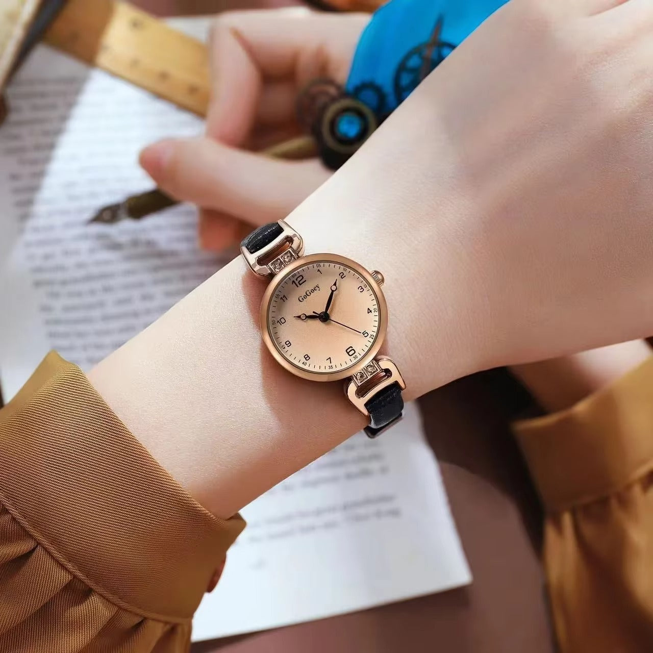 2025 Quartz Watch Women PU Leather Thin Strap Wristwatch