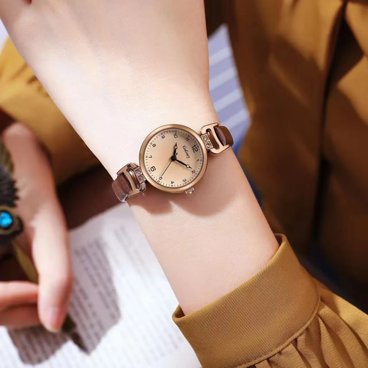 2025 Quartz Watch Women PU Leather Thin Strap Wristwatch